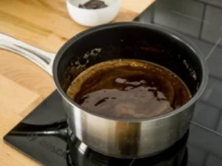 Rozpuszczona czekolada z masłem w rondelku