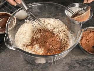 Mąka z kakao i proszkiem do pieczenia w szklanej misce