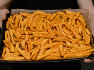 Frytki z przyprawami na blaszce do pieczenia