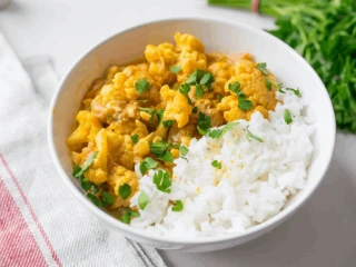 Curry z kalafiora podane z ryżem