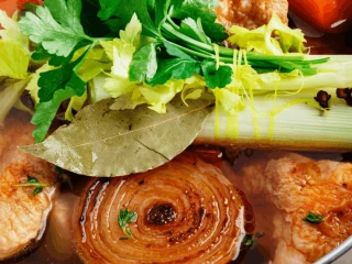 Opalona cebula w gotującym się rosole