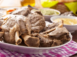 Ugotowane mięso z rosołu na białym talerzu