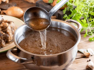 Przecedzony ugotowany rosół