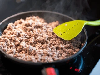 Mięso mielone podsmażane na patelni