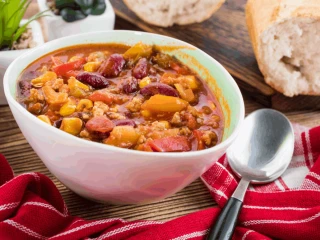 Biała miska z zupą meksykańską z mięsem mielonym