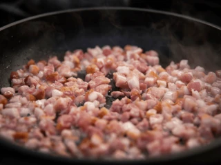 Boczek podsmażany na patelni