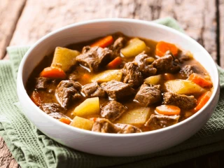 Ugotowana zupa gulaszowa w garnku