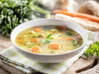 Miska z zupą jarzynową