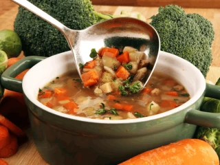 Zupa jarzynowa w garnku