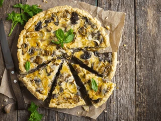 Tarta wytrawna z kurczakiem i pieczarkami