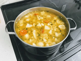 Gotująca się zupa kalafiorowa