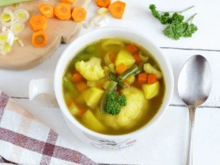 Zupa kalafiorowa z ziemniakami w białym półmisku