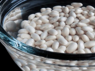Fasola namoczona w szklanej misce