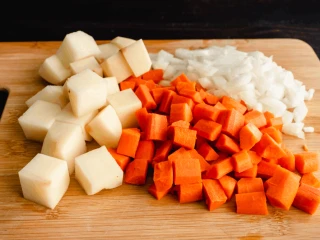 Pokrojone w kostkę marchewka i ziemniaki