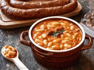 Zupa fasolowa z kiełbasą w brązowym garnuszku