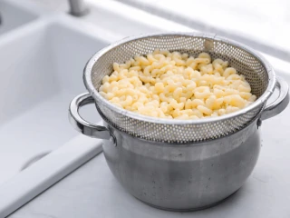 Ugotowany makaron w durszlaku