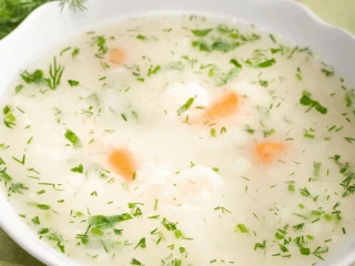 Zupa koperkowa w białym talerzu