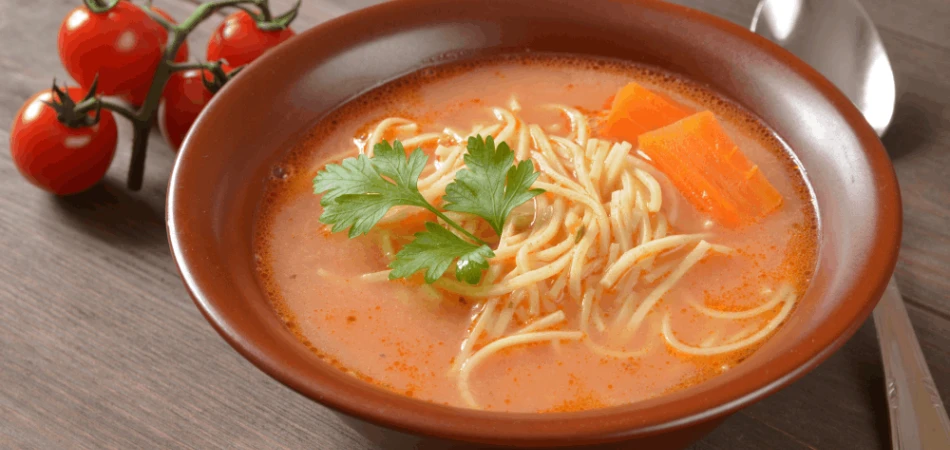 Zupa pomidorowa z domowym makaronem