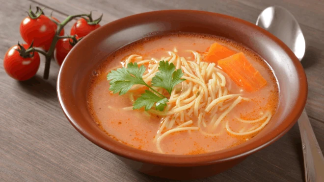 Zupa pomidorowa z domowym makaronem