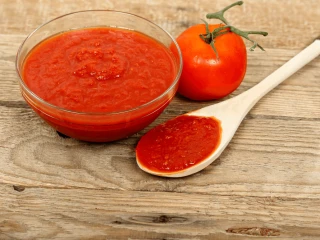 Domowy przecie pomidorowy w misce i na łyżce