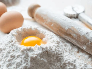 Kopiec z mąki z wbitym jajkiem