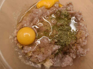 Mięso mielone z jajkiem i przyprawami