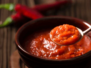 Sos słodko-ostry chili na łyżce
