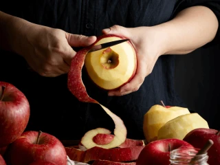 Kobieta obiera jabłko