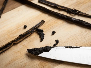 Nasiona wanilii na nożu