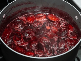 Śliwki smażące się w garnku