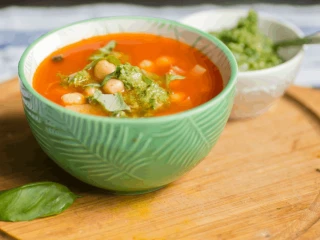 Zupa z ciecierzycy podana w zielonej misce