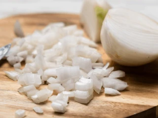 Pokrojona cebula na drewnianej desce