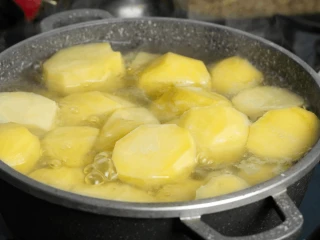 Gotujące się ziemniaki