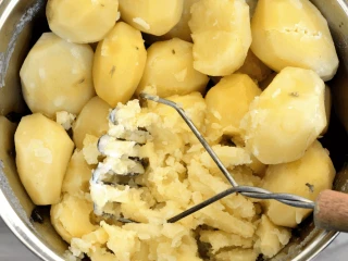 Ziemniaki ubijane przy pomocy tłuczka