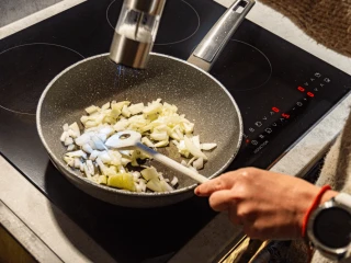 Podsmażanie cebuli na patelni