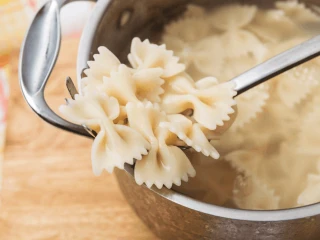 Ugotowany makaron farfalle