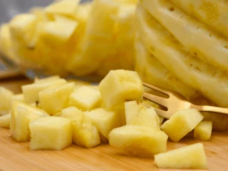 Ananas pokrojony w kostkę