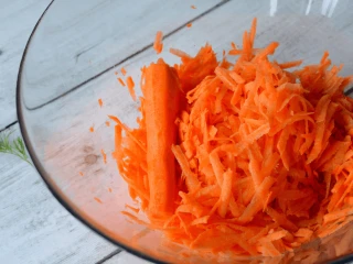 Starta marchewka w szklanej misce