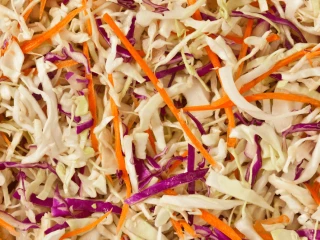 Poszatkowana kapusta z marchewką