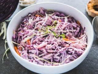 Surówka Colesław w białej misce