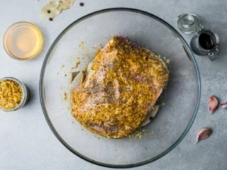 Surowy schab w miodowo-musztardowej marynacie