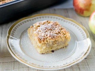 szarlotka na talerzu