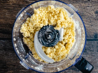 Surowe kruche ciasto w misie robota kuchennego