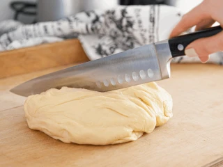 Surowe kruche ciasto dzielone na dwie części