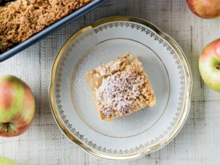 szarlotka na białym talerzyku