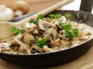 Gotowa pierś z kurczaka z pieczarkami w sosie śmietanowym