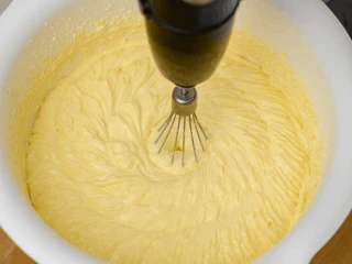 Masa serowa w białej misce