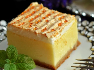 Kawałek sernika z rosą