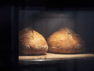 Pieczące się chlebki w piekarniku