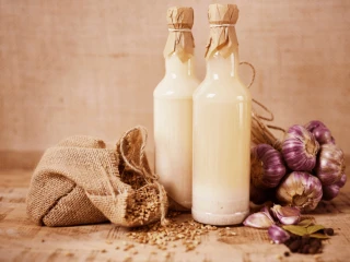 Zakwas w dwóch szklanych butelkach